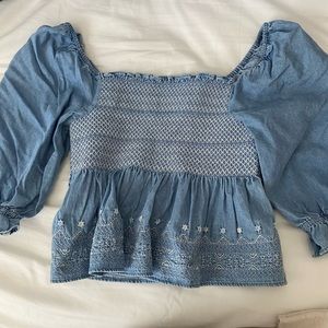 Blouse off the shoulder